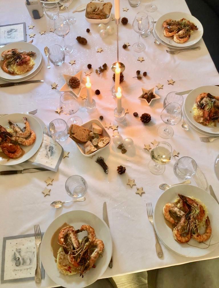 Table dressée avec plats de crevettes